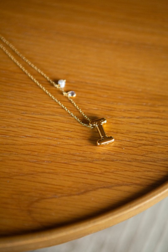 COLAR DOURADO COM A LETRA I