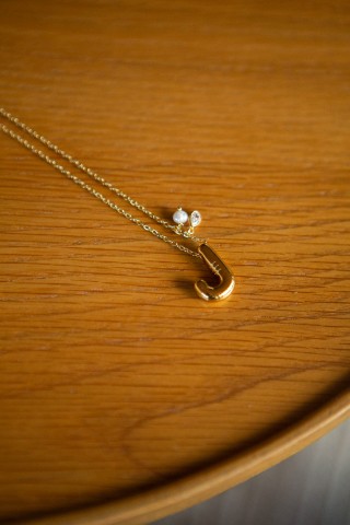 Colar dourado com a letra J