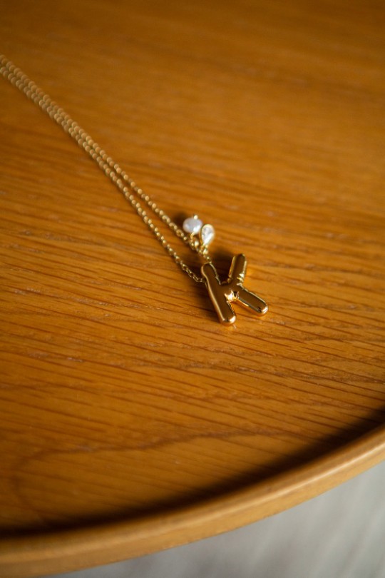 COLAR DOURADO COM A LETRA K