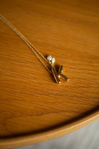 Colar dourado com a letra K