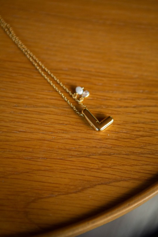 COLAR DOURADO COM A LETRA L