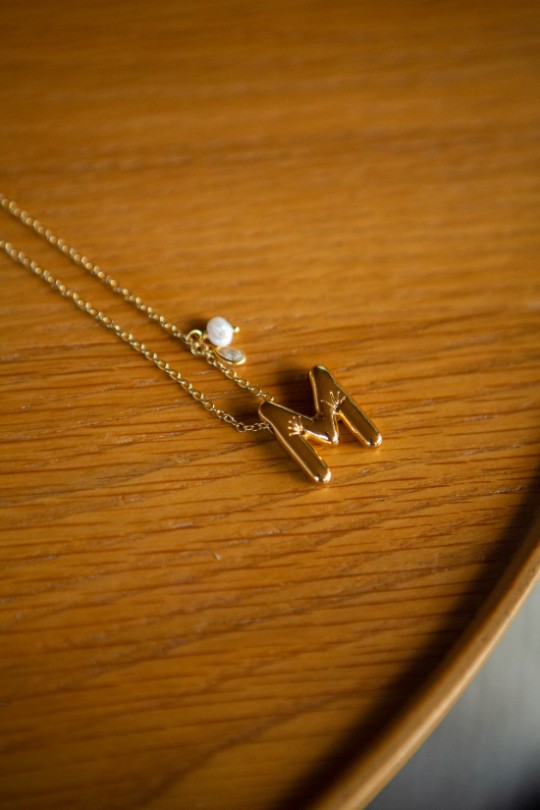 COLAR DOURADO COM A LETRA M