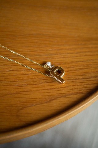 Colar dourado com a letra P