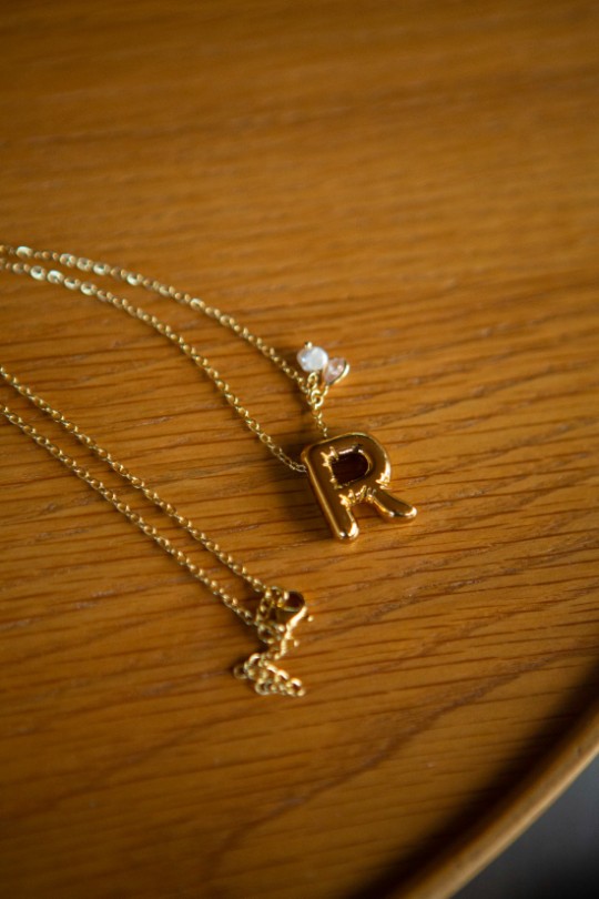 COLAR DOURADO COM A LETRA R