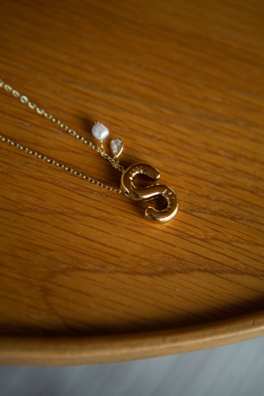 COLAR DOURADO COM A LETRA S