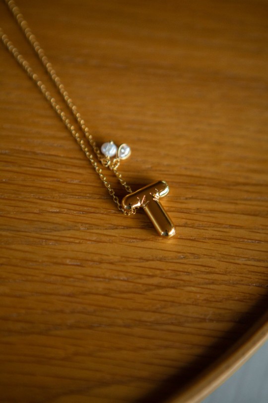 COLAR DOURADO COM A LETRA T