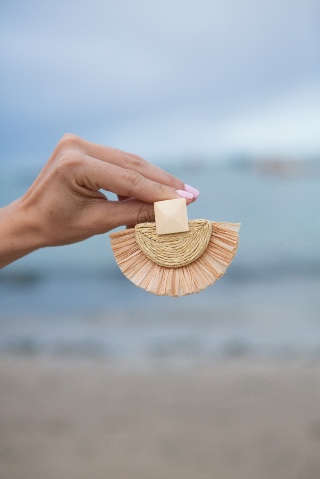 Brinco verão palha branco