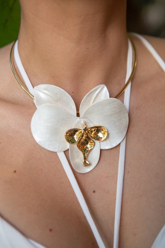 COLAR ORQUÍDEA BRANCA 