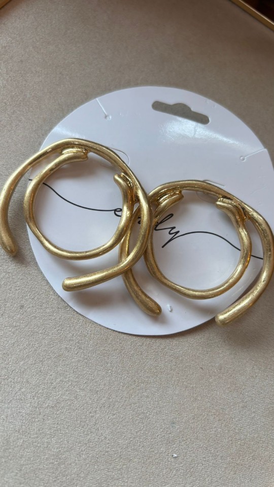 BRINCO METALICO DOURADO