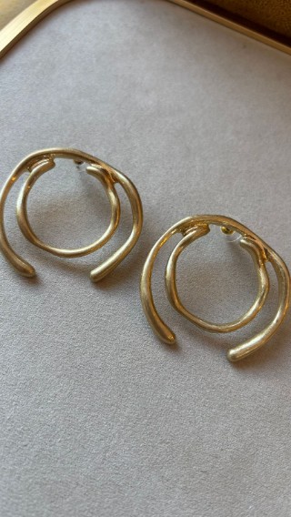 Brinco Metalico Dourado