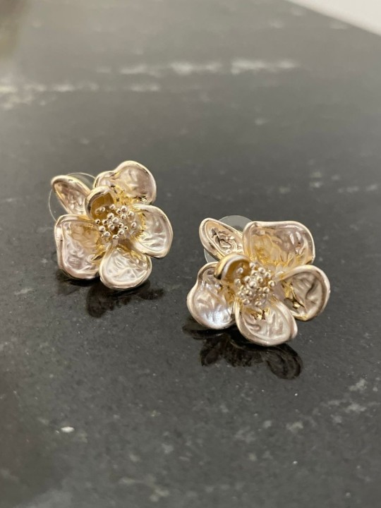 BRINCO LILI FLOR DOURADO