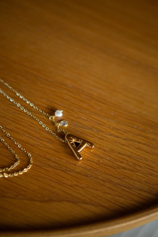 COLAR DOURADO COM A LETRA A