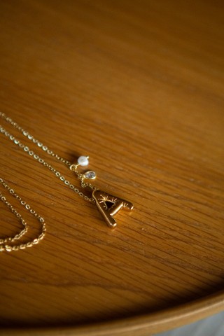 Colar dourado com a letra A