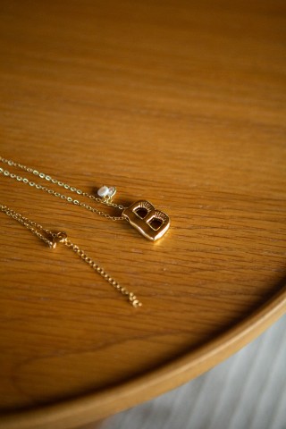 Colar dourado com a letra B