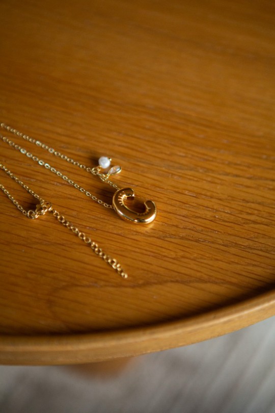 COLAR DOURADO COM A LETRA C