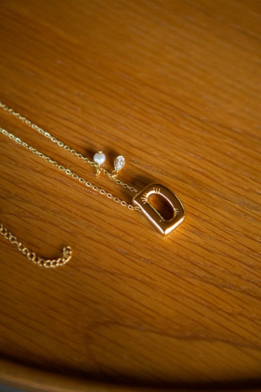 COLAR DOURADO COM A LETRA D