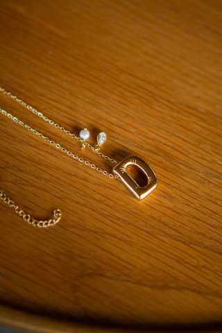 Colar dourado com a letra D